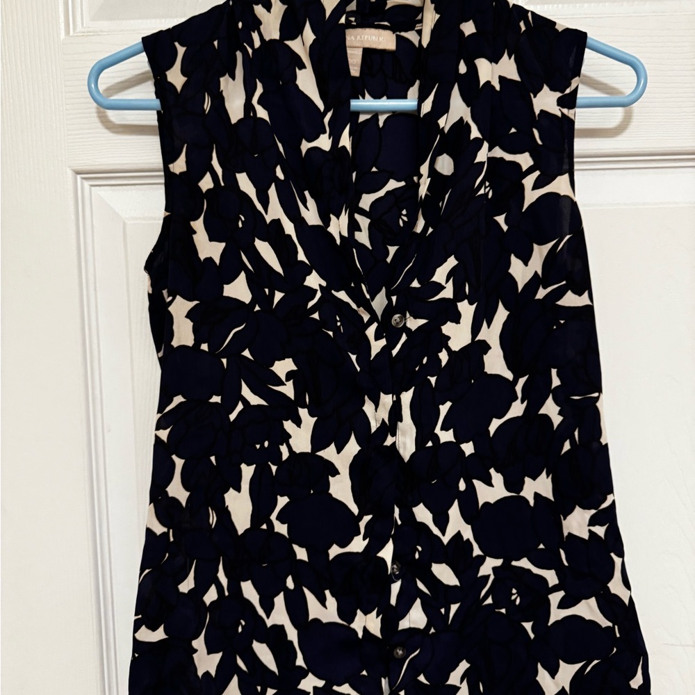 Banana Republic Blue and White Sleeveless Blouse